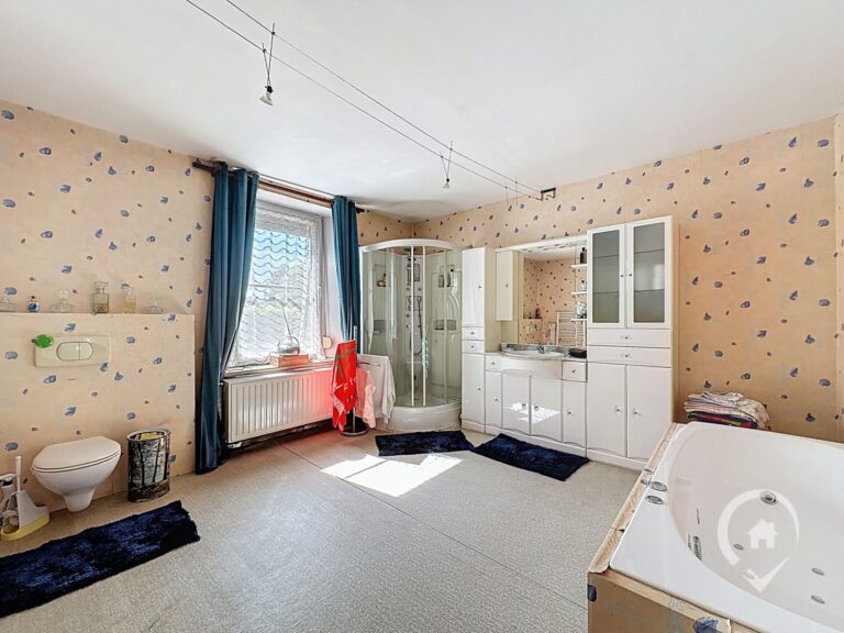 Condrogest - Maison familiale à vendre à Winenne