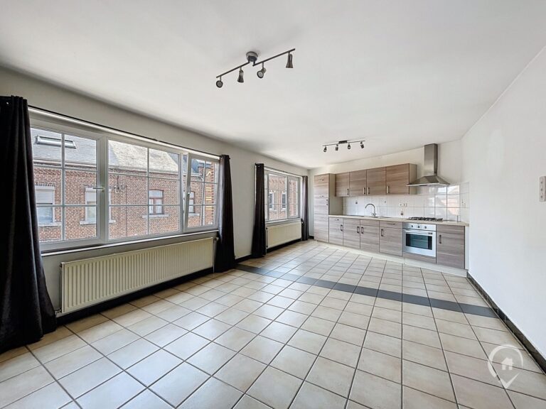 Condrogest - Appartement + entrepôt de 130 m² à vendre au centre de Ciney