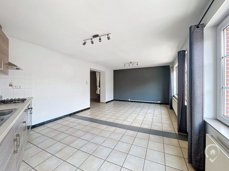 Condrogest - Appartement + entrepôt de 130 m² à vendre au centre de Ciney
