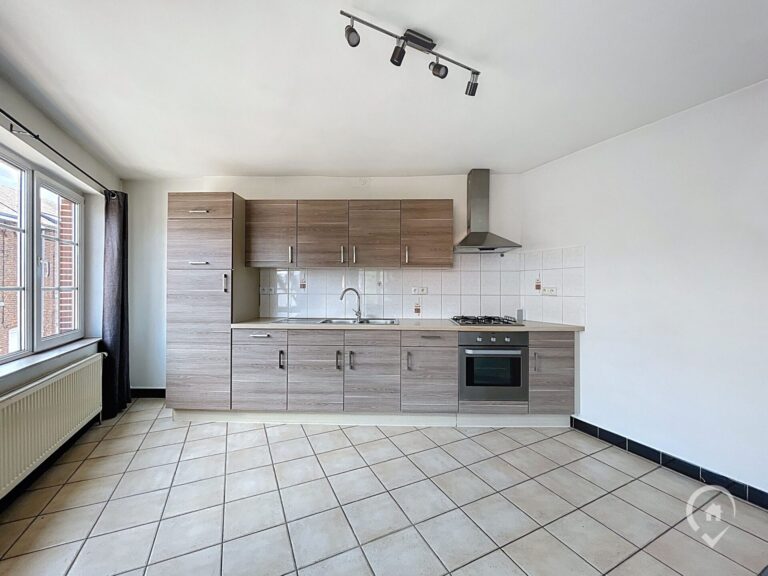 Condrogest - Appartement + entrepôt de 130 m² à vendre au centre de Ciney