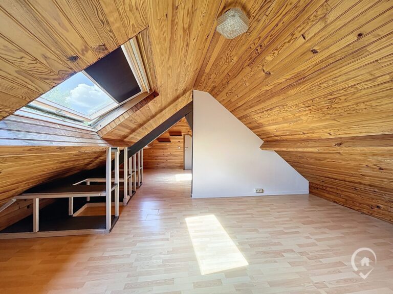 Condrogest - Appartement + entrepôt de 130 m² à vendre au centre de Ciney