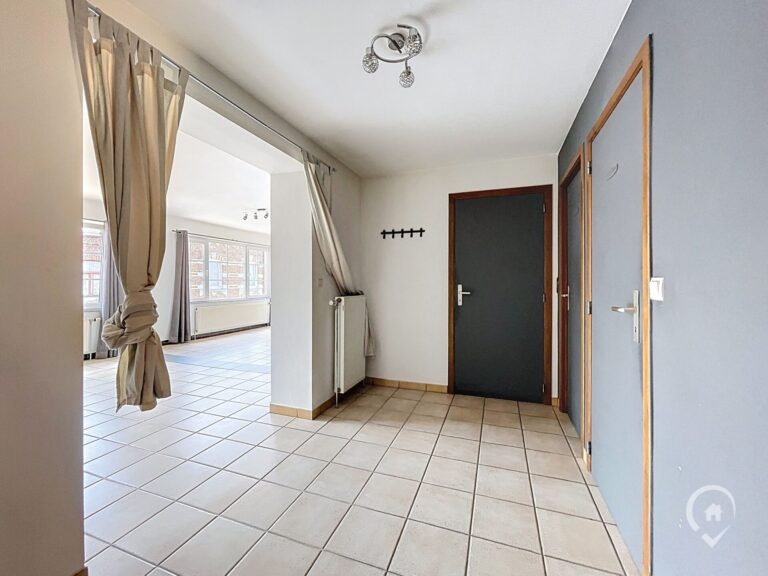 Condrogest - Appartement + entrepôt de 130 m² à vendre au centre de Ciney