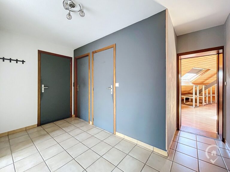 Condrogest - Appartement + entrepôt de 130 m² à vendre au centre de Ciney