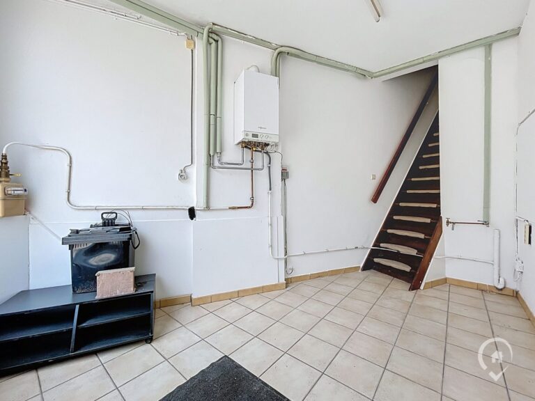 Condrogest - Appartement + entrepôt de 130 m² à vendre au centre de Ciney