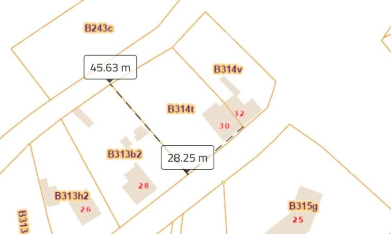 Condrogest - Maison à rénover à Bièvre avec terrain en front de voirie