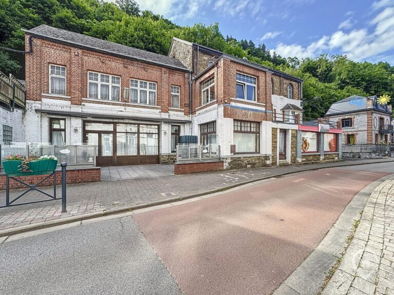 Condrogest - Immeuble de 525 m² à vendre à Hastière