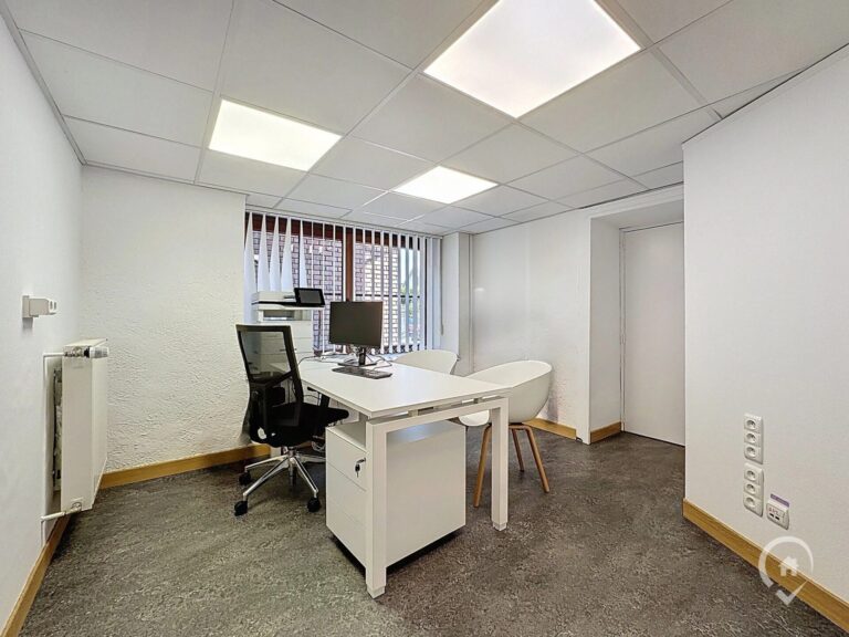 Condrogest - Immeuble de 525 m² à vendre à Hastière