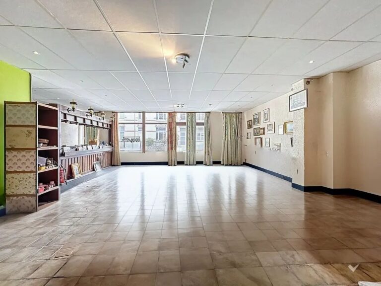 Condrogest - Immeuble de 525 m² à vendre à Hastière