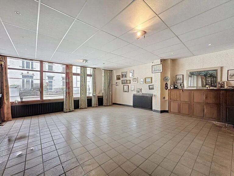 Condrogest - Immeuble de 525 m² à vendre à Hastière