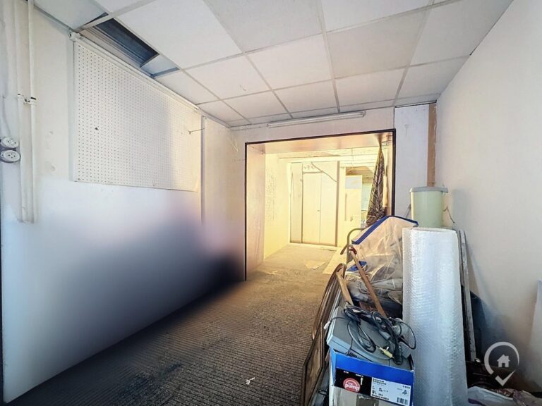 Condrogest - Immeuble de 525 m² à vendre à Hastière