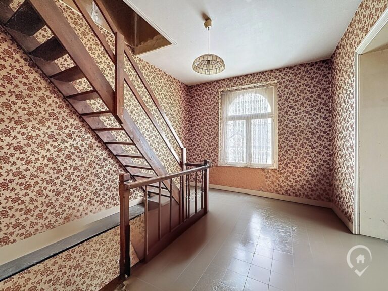 Condrogest - Immeuble de 525 m² à vendre à Hastière