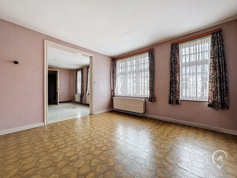 Condrogest - Immeuble de 525 m² à vendre à Hastière