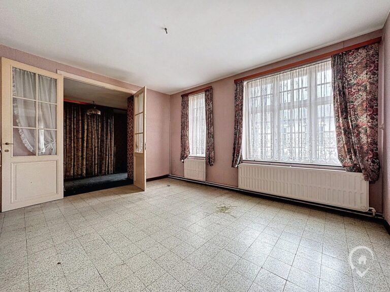 Condrogest - Immeuble de 525 m² à vendre à Hastière