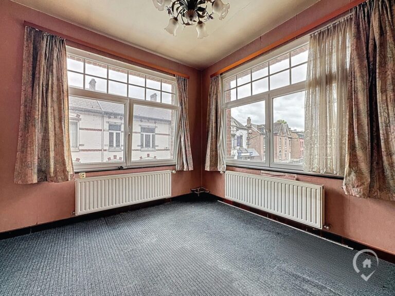 Condrogest - Immeuble de 525 m² à vendre à Hastière