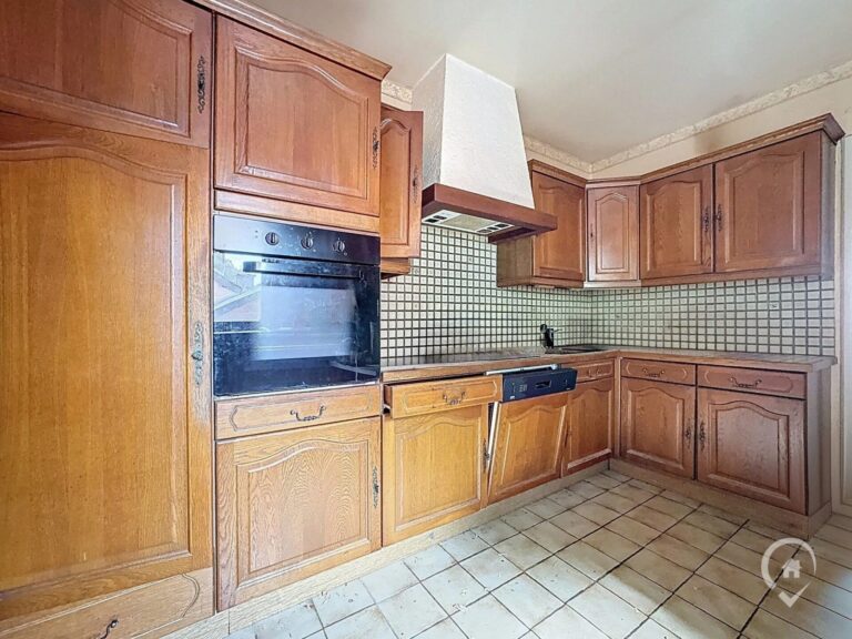 Condrogest - Immeuble de 525 m² à vendre à Hastière