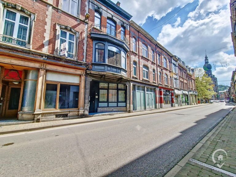 Condrogest - Vaste Immeuble de 225m² à vendre au centre de Dinant