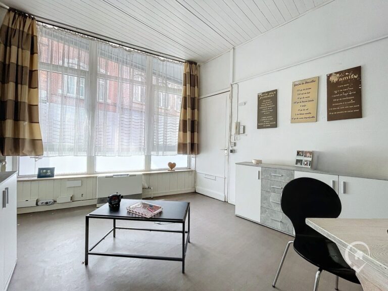 Condrogest - Vaste Immeuble de 225m² à vendre au centre de Dinant