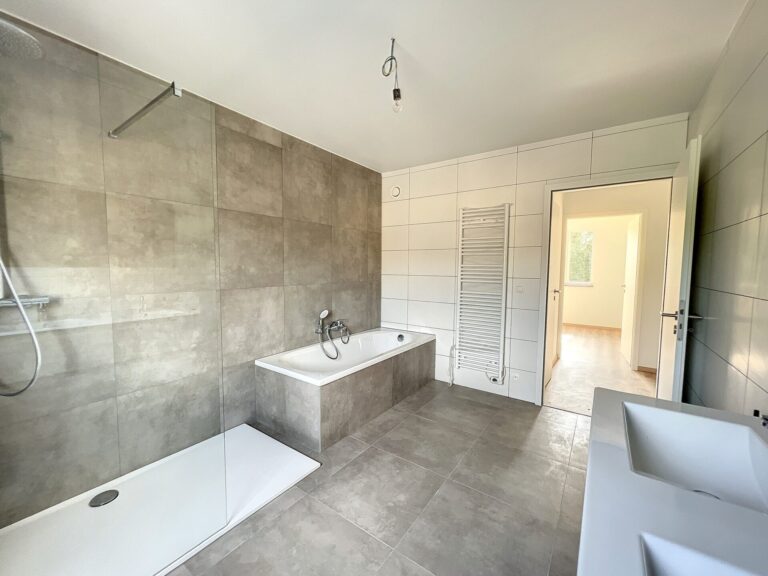 100% VENDU - 4 appartements et 2 maisons à Jambes - 18