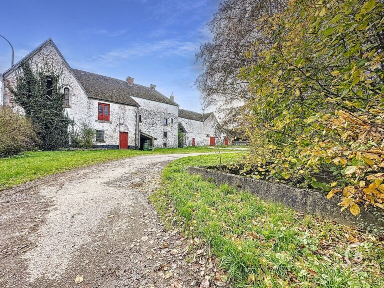 Condrogest - SOUS OPTION !!! Ancienne ferme en U à vendre à l'entrée de Marche-en-Famenne