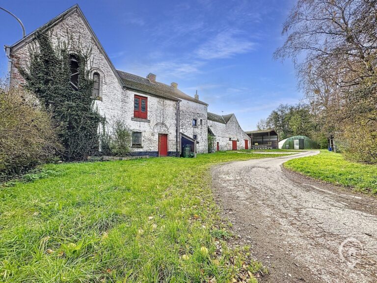 Condrogest - SOUS OPTION !!! Ancienne ferme en U à vendre à l'entrée de Marche-en-Famenne