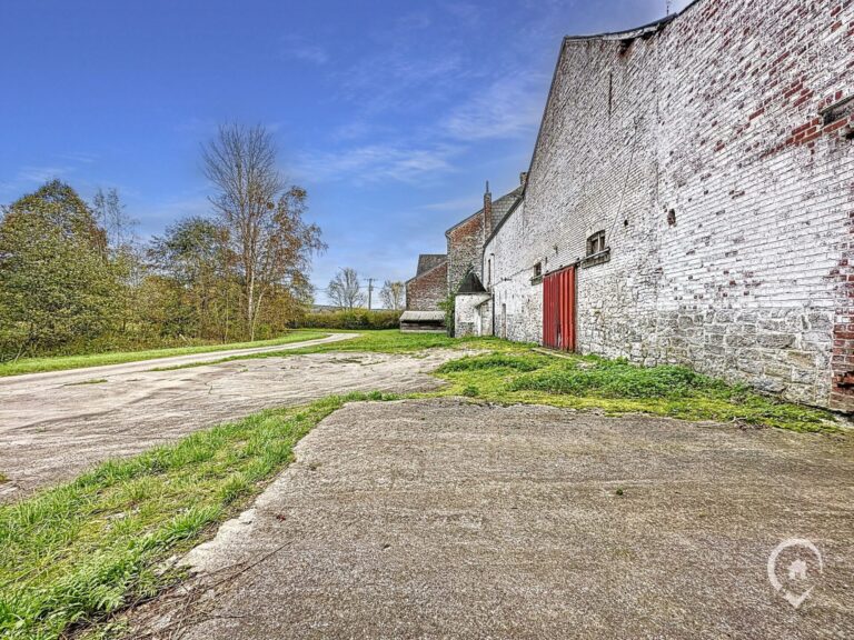 Condrogest - SOUS OPTION !!! Ancienne ferme en U à vendre à l'entrée de Marche-en-Famenne