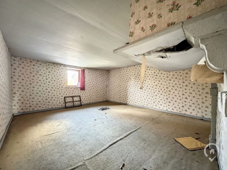 Condrogest - SOUS OPTION !!! Ancienne ferme en U à vendre à l'entrée de Marche-en-Famenne