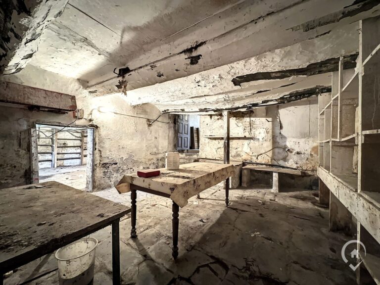 Condrogest - SOUS OPTION !!! Ancienne ferme en U à vendre à l'entrée de Marche-en-Famenne