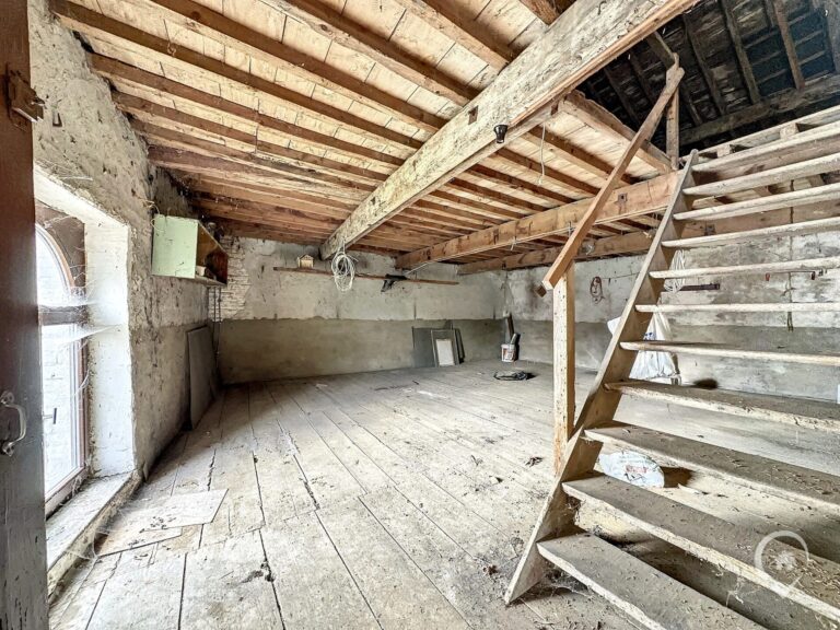 Condrogest - SOUS OPTION !!! Ancienne ferme en U à vendre à l'entrée de Marche-en-Famenne