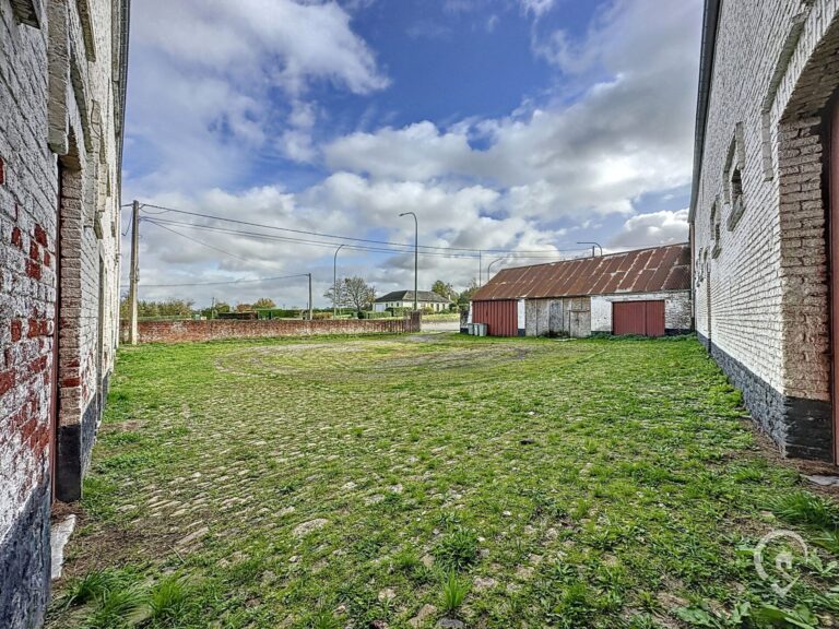 Condrogest - SOUS OPTION !!! Ancienne ferme en U à vendre à l'entrée de Marche-en-Famenne