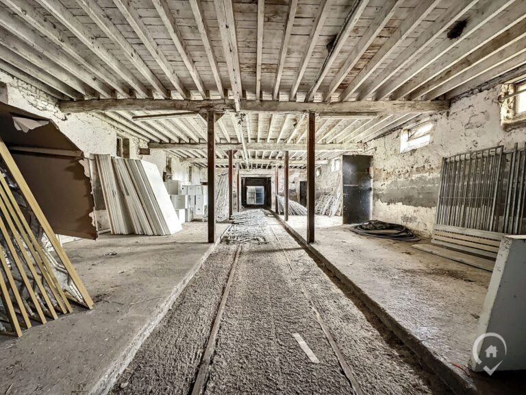 Condrogest - SOUS OPTION !!! Ancienne ferme en U à vendre à l'entrée de Marche-en-Famenne