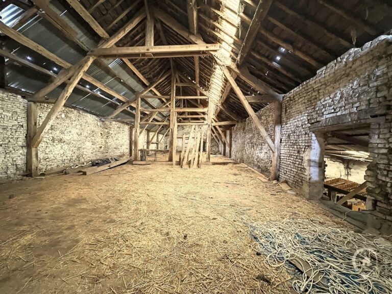 Condrogest - SOUS OPTION !!! Ancienne ferme en U à vendre à l'entrée de Marche-en-Famenne