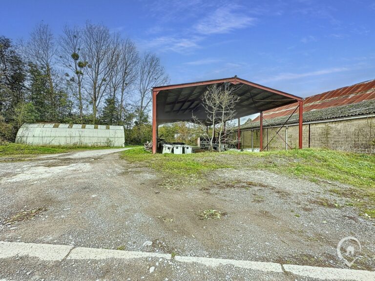 Condrogest - SOUS OPTION !!! Ancienne ferme en U à vendre à l'entrée de Marche-en-Famenne