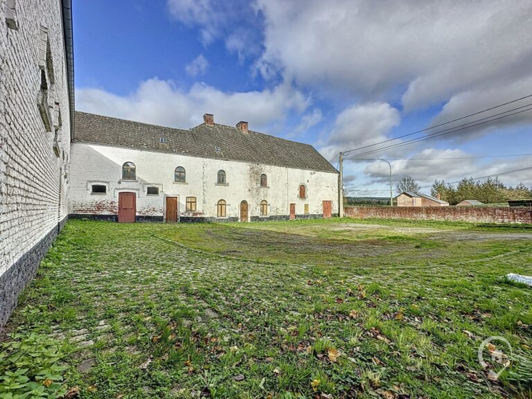 Condrogest - SOUS OPTION !!! Ancienne ferme en U à vendre à l'entrée de Marche-en-Famenne