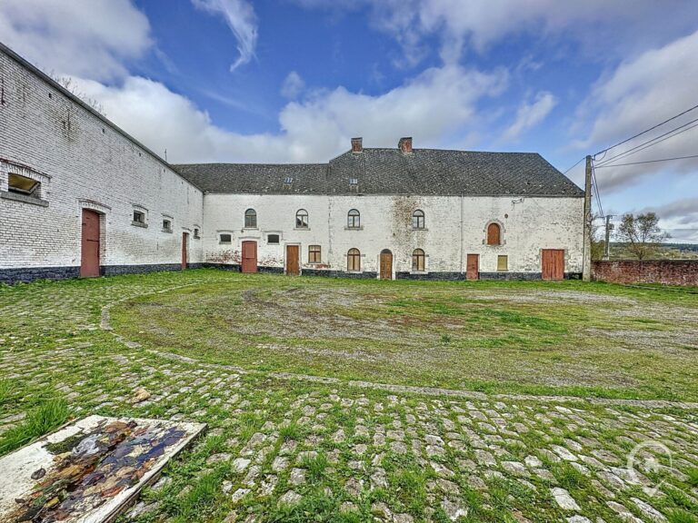 Condrogest - SOUS OPTION !!! Ancienne ferme en U à vendre à l'entrée de Marche-en-Famenne