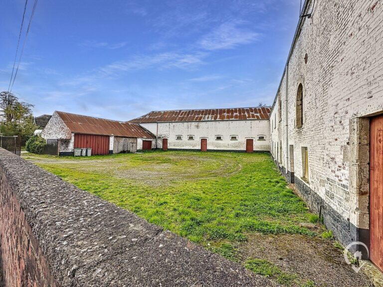 Condrogest - SOUS OPTION !!! Ancienne ferme en U à vendre à l'entrée de Marche-en-Famenne