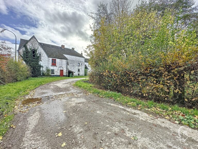 Condrogest - SOUS OPTION !!! Ancienne ferme en U à vendre à l'entrée de Marche-en-Famenne