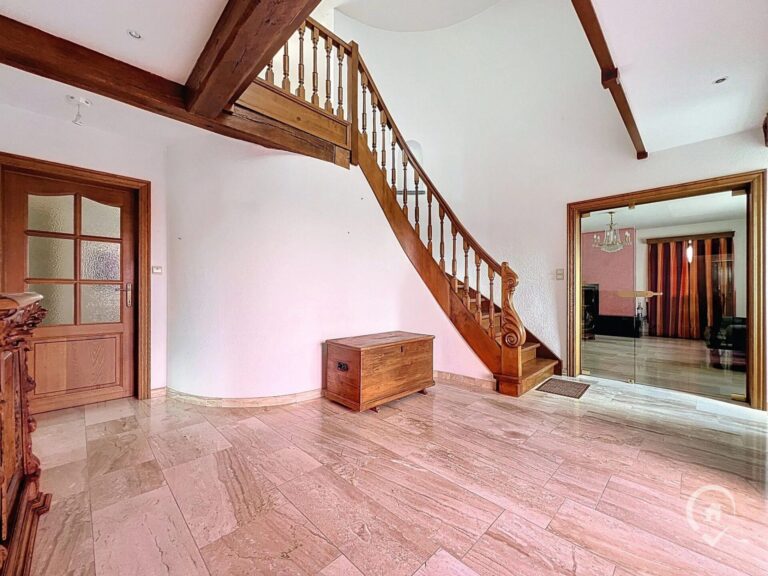 Condrogest - Villa en pierre 5 chambres à vendre à Onhaye