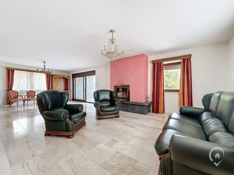 Condrogest - Villa en pierre 5 chambres à vendre à Onhaye