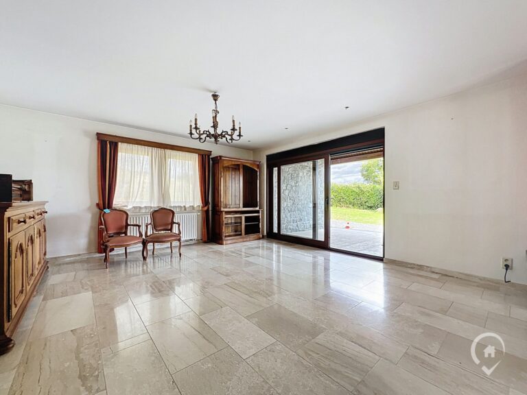 Condrogest - Villa en pierre 5 chambres à vendre à Onhaye