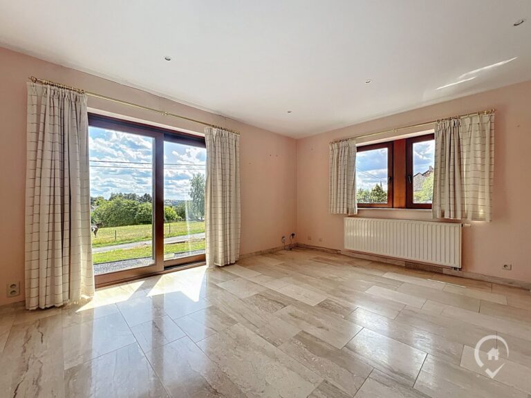 Condrogest - Villa en pierre 5 chambres à vendre à Onhaye