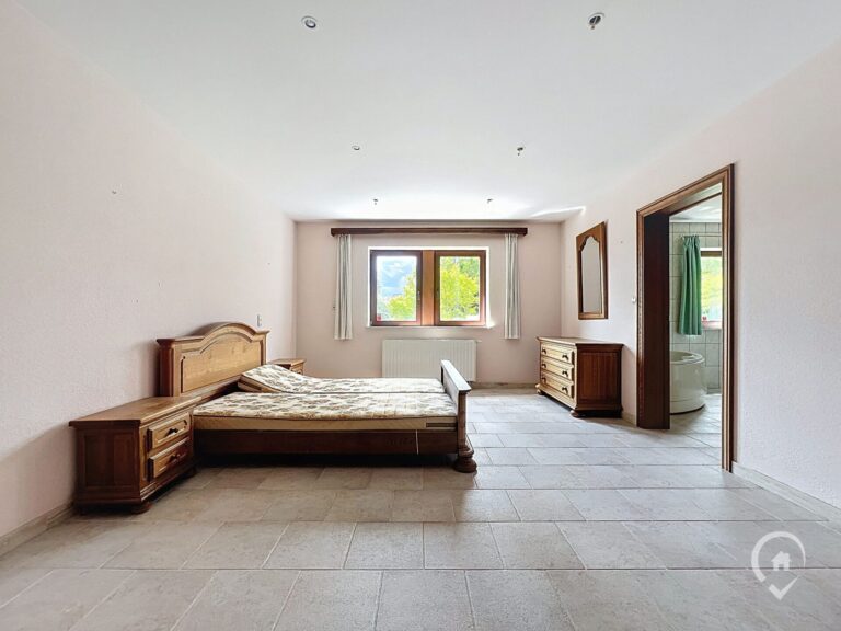 Condrogest - Villa en pierre 5 chambres à vendre à Onhaye