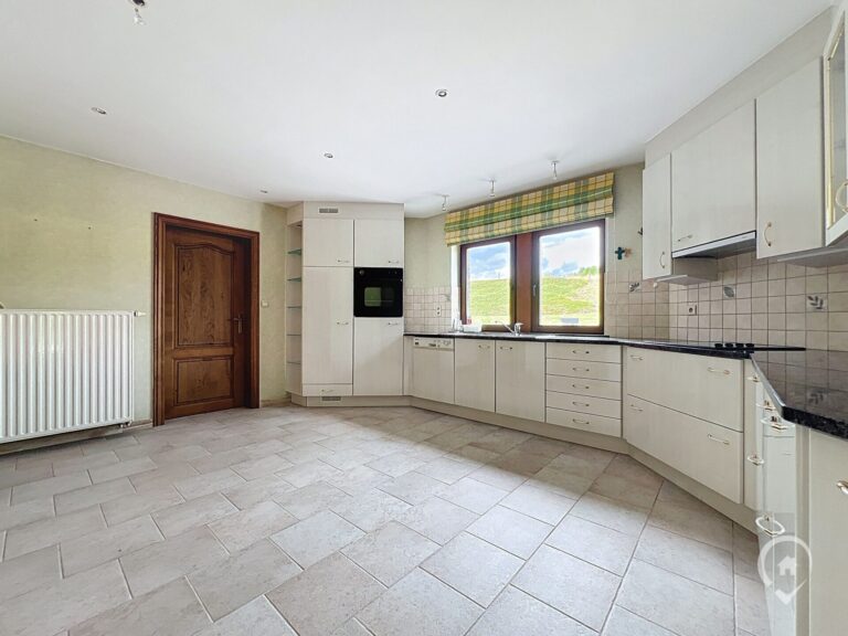 Condrogest - Villa en pierre 5 chambres à vendre à Onhaye