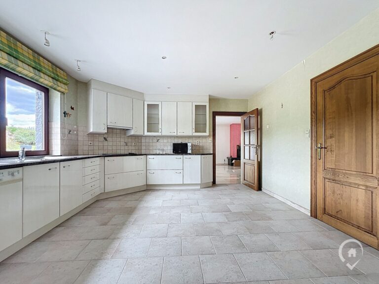 Condrogest - Villa en pierre 5 chambres à vendre à Onhaye