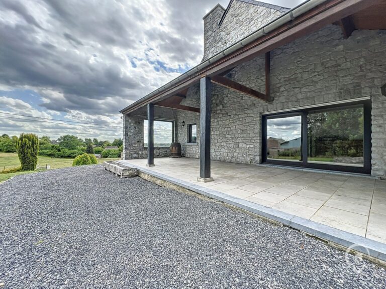 Condrogest - Villa en pierre 5 chambres à vendre à Onhaye