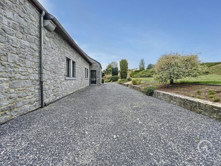 Condrogest - Villa en pierre 5 chambres à vendre à Onhaye