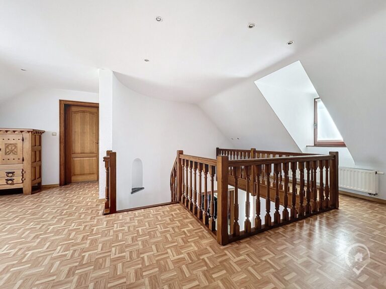 Condrogest - Villa en pierre 5 chambres à vendre à Onhaye