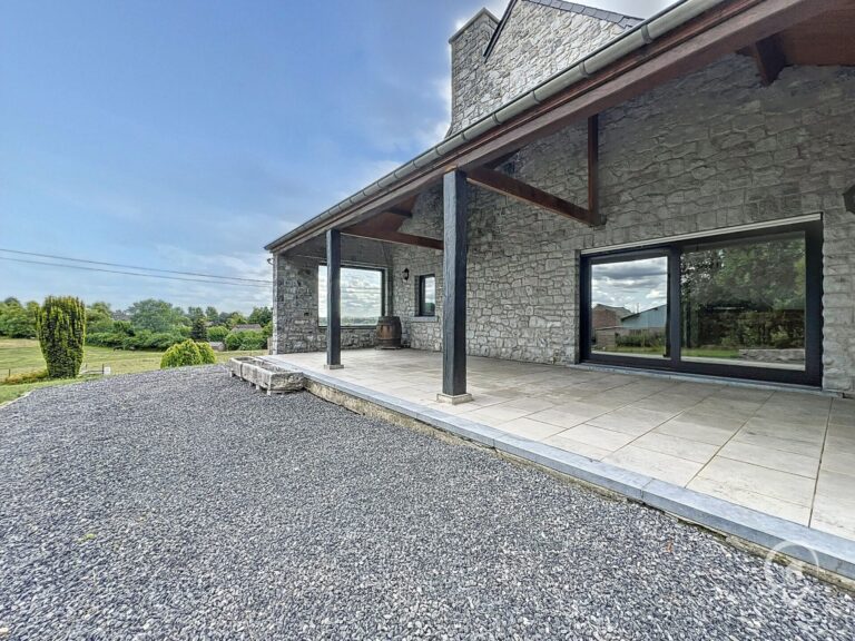 Condrogest - Villa en pierre 5 chambres à vendre à Onhaye