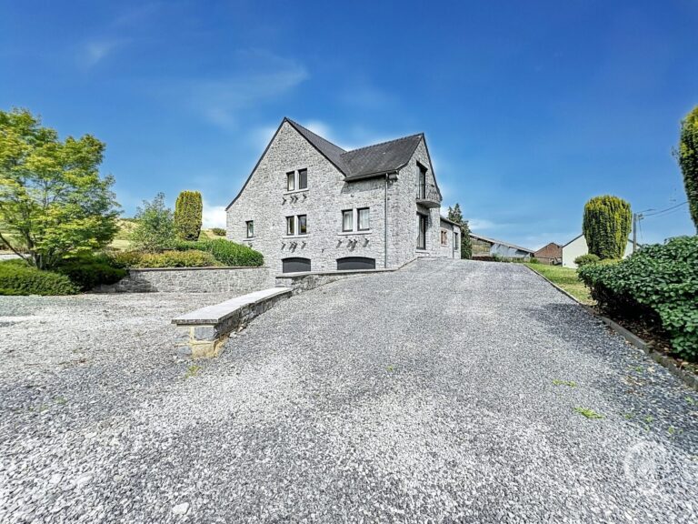 Condrogest - Villa en pierre 5 chambres à vendre à Onhaye
