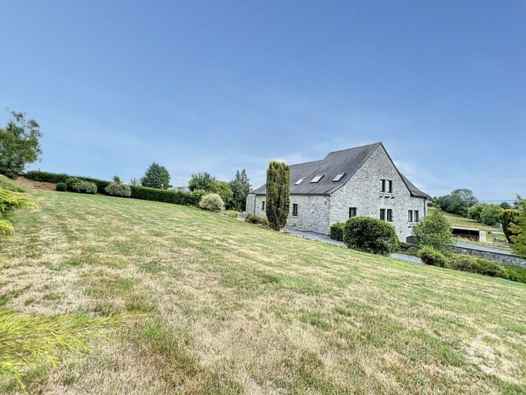Condrogest - Villa en pierre 5 chambres à vendre à Onhaye