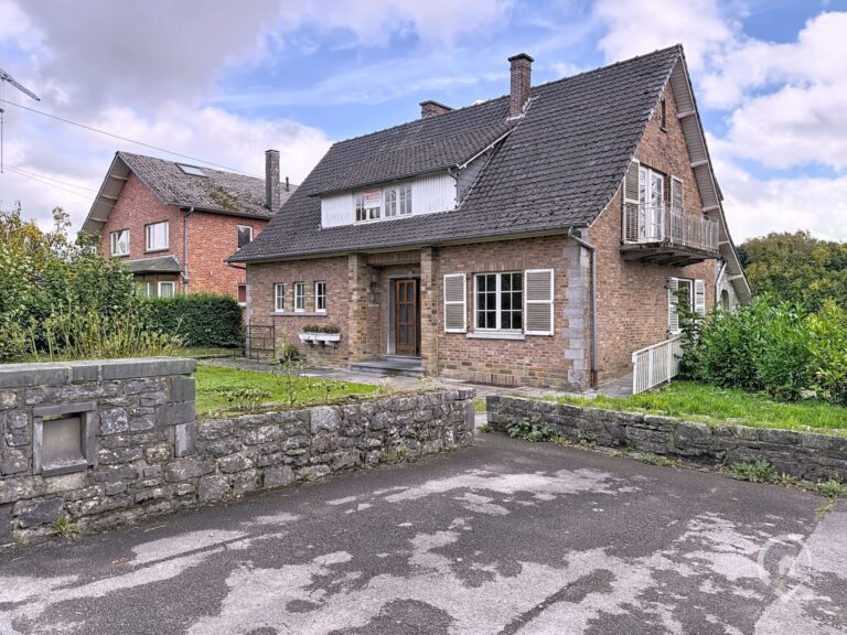 Condrogest - Belle villa 4 façades à rénover à vendre à Ciney